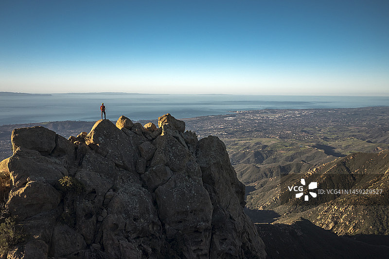 在圣巴巴拉山顶徒步的女人图片素材