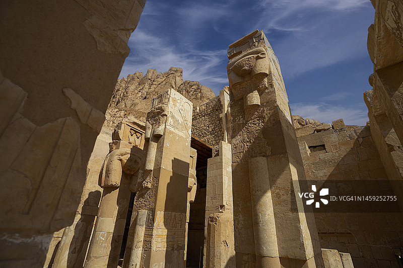 埃及卢克索代尔埃尔-巴哈里哈特谢普苏特神庙景观图片素材