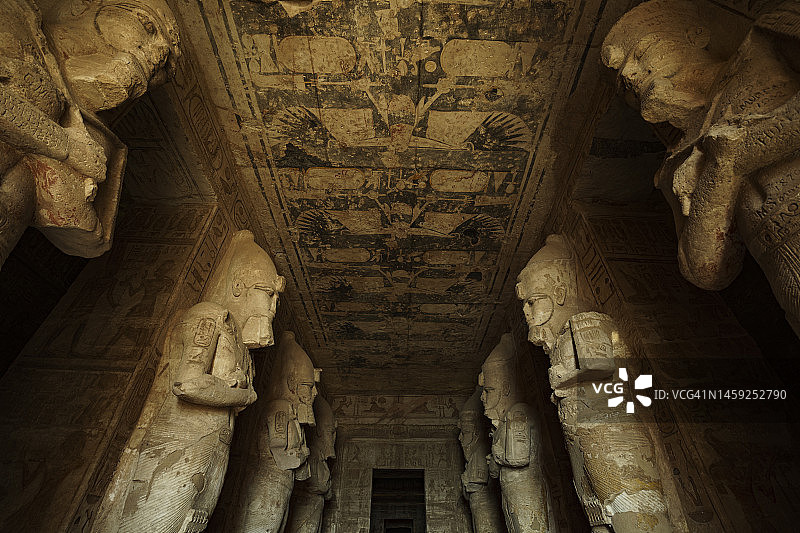 阿斯旺埃及阿布辛贝神庙前的拉美西斯二世巨型法老雕像图片素材