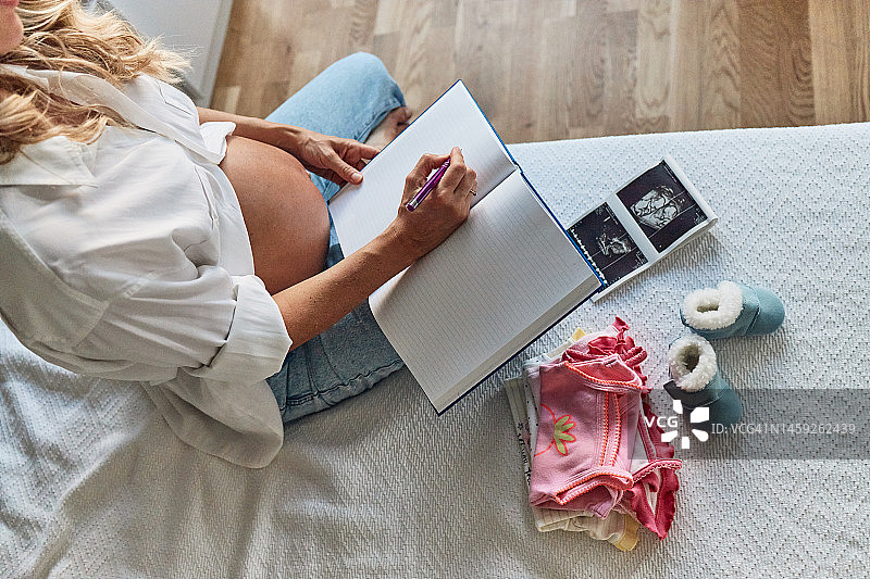 孕妇正在制定待办事项清单图片素材