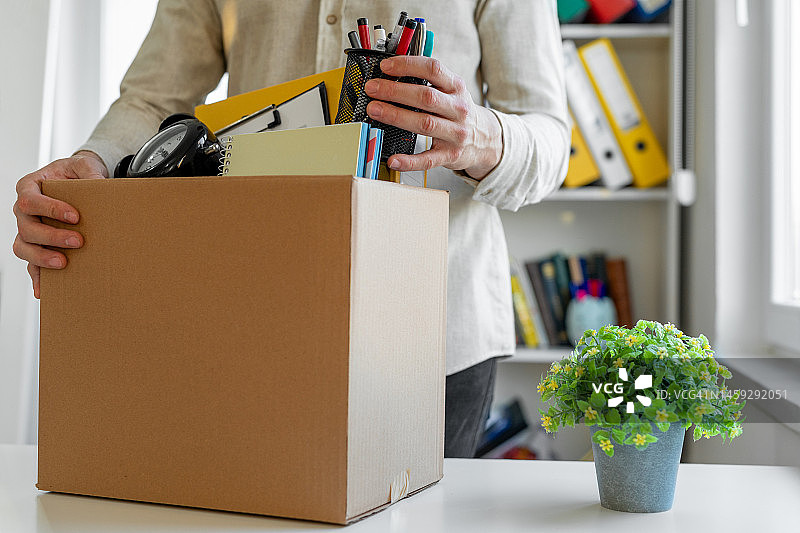 悲伤的被解雇工人带着他的办公用品图片素材