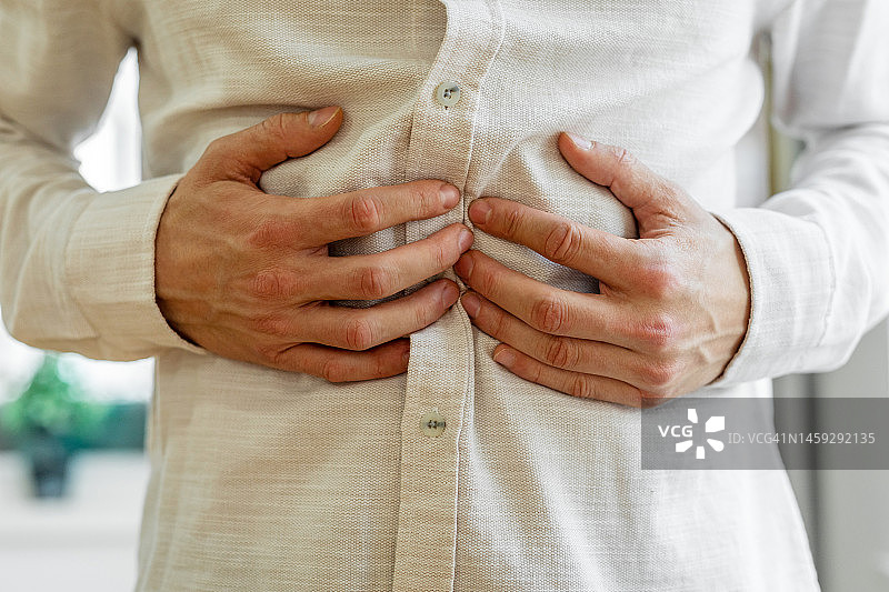 男子正在忍受胃痛图片素材