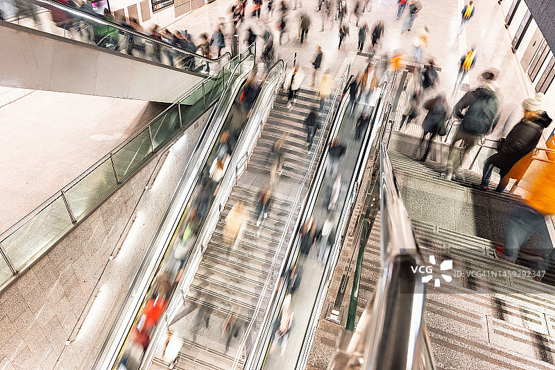 地铁扶梯上通勤的模糊人群图片素材