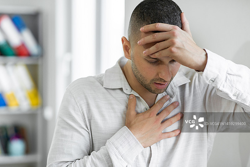 男子呼吸困难图片素材