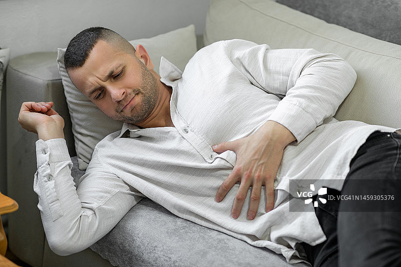 胃痛的男人图片素材