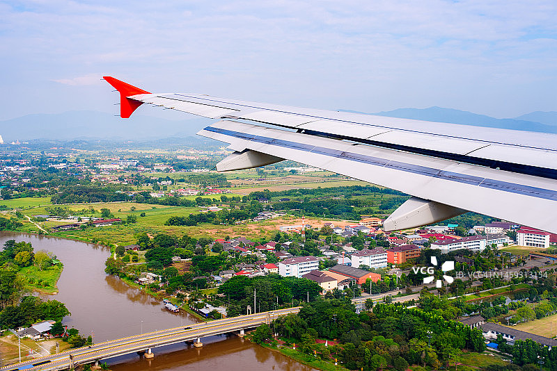 清迈上空飞行的飞机机翼图片素材
