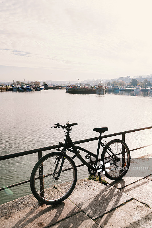 法国城市运河景观与环保自行车图片素材