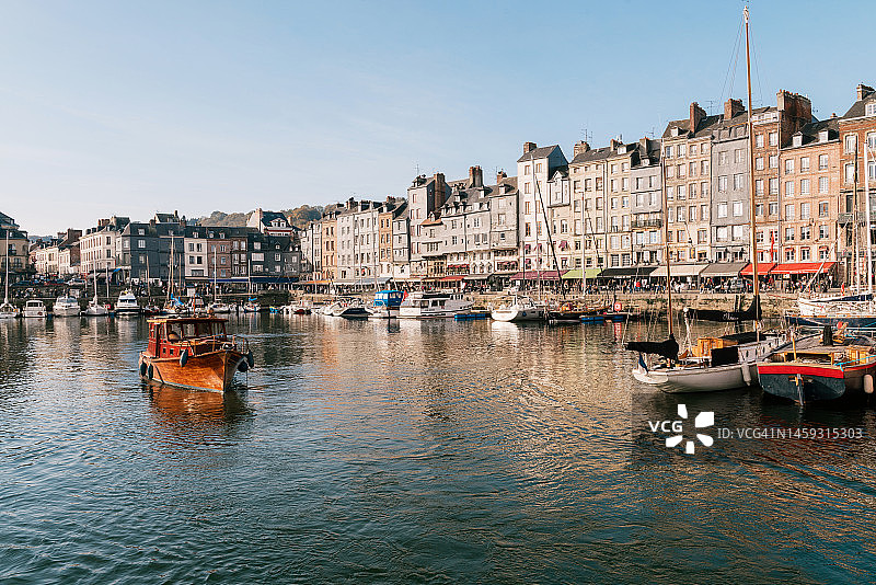 翁弗勒尔港口城市景观，塞纳河上的传统木制帆船和房屋图片素材