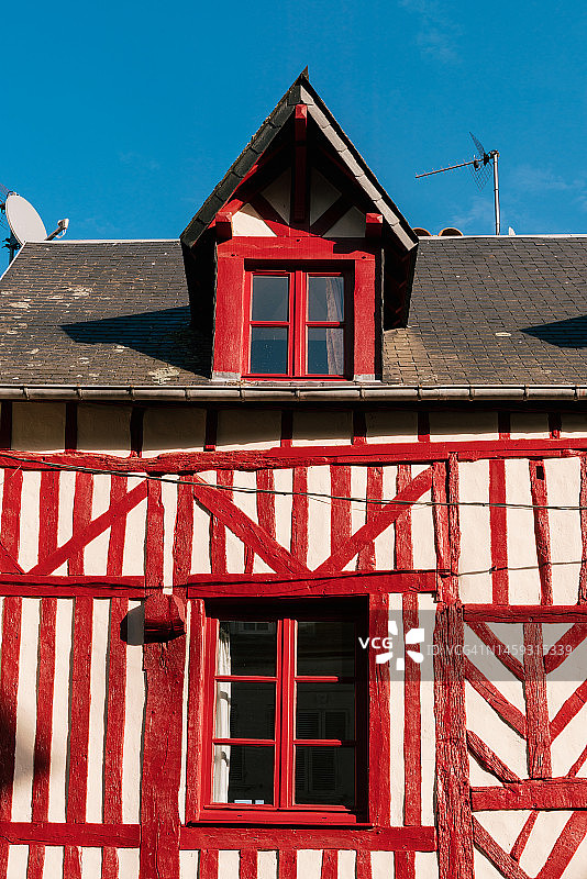 城市街道上的传统法式红色阳台房屋，采用木结构法式建筑图片素材