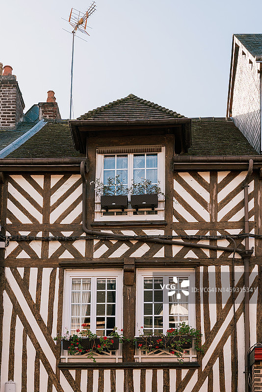 城市街道中带有木结构法国建筑的传统法式阳台正面视图图片素材