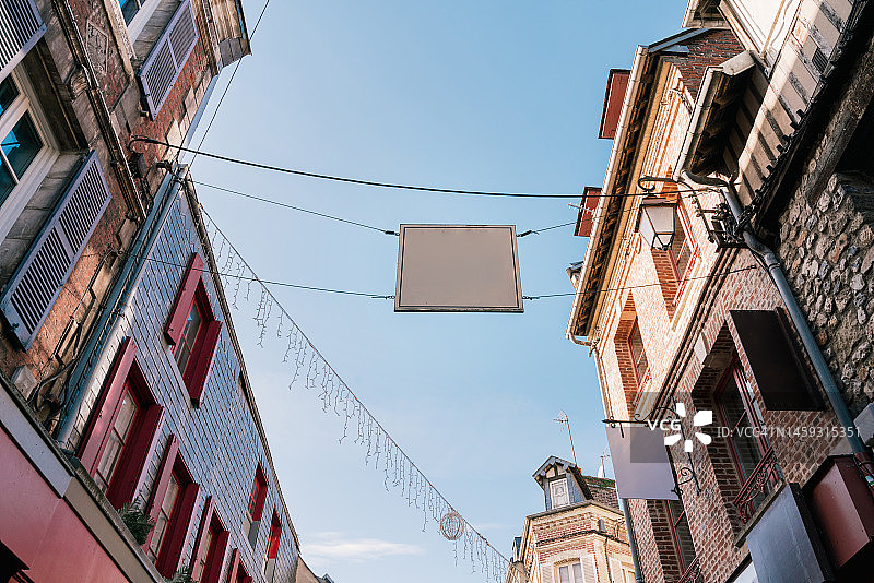 城市街道上具有空白广告牌的传统法国建筑房屋的低角度视图图片素材