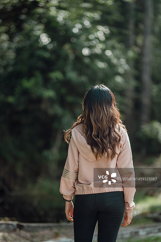 年轻亚洲女性在热带雨林户外呼吸新鲜空气的真实肖像图片素材