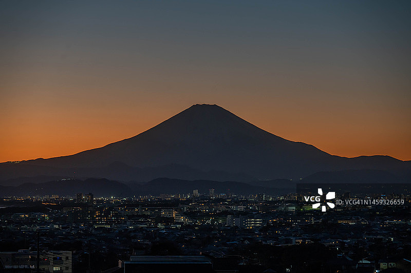 日本神奈川县海边住宅区和富士山图片素材