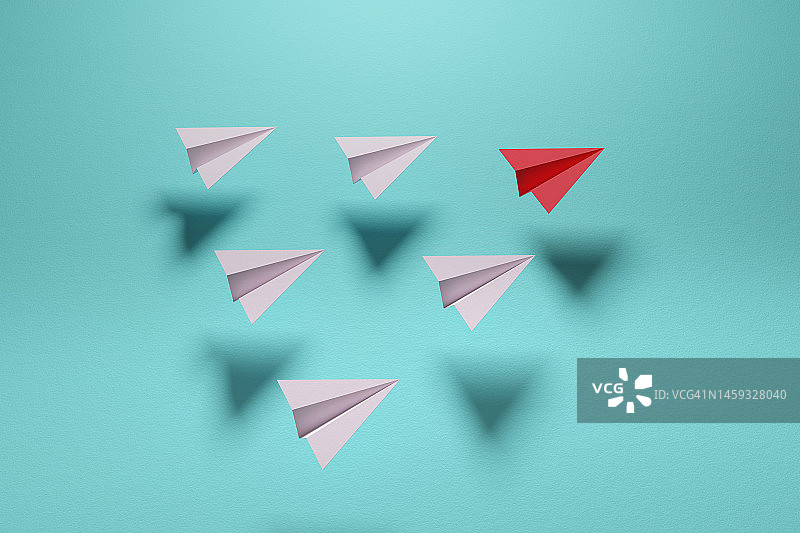 红色纸飞机在白色飞机群中（3D渲染）图片素材
