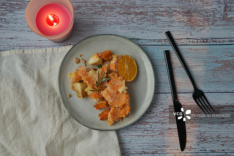 烤箱菜：鸡肉末、冬南瓜和苹果图片素材