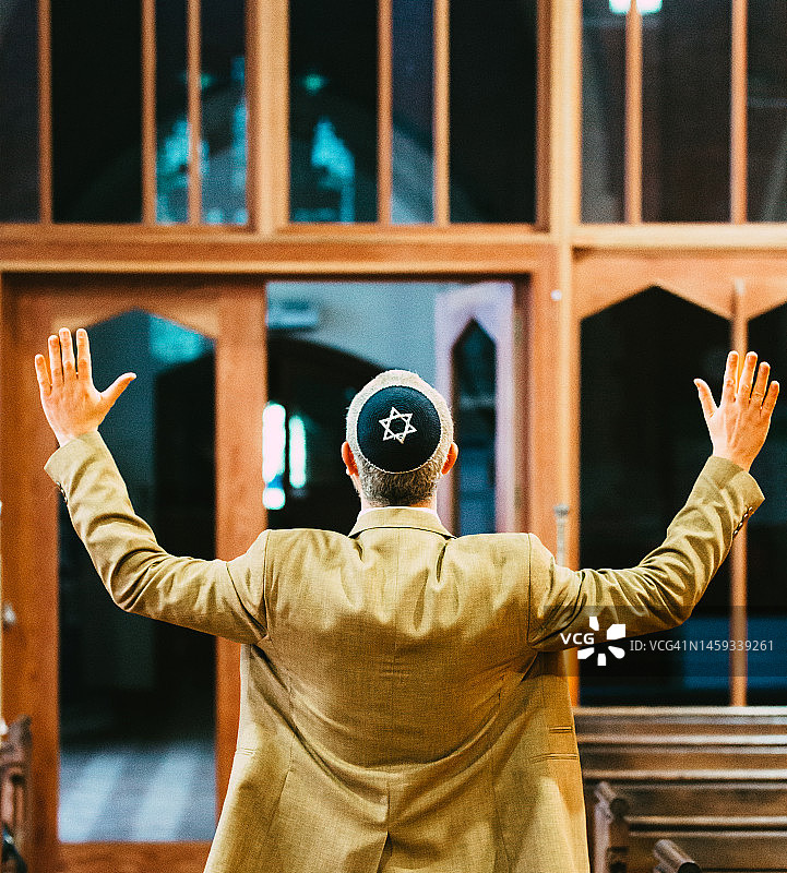 在犹太教堂里张开双臂庆祝的犹太男人图片素材
