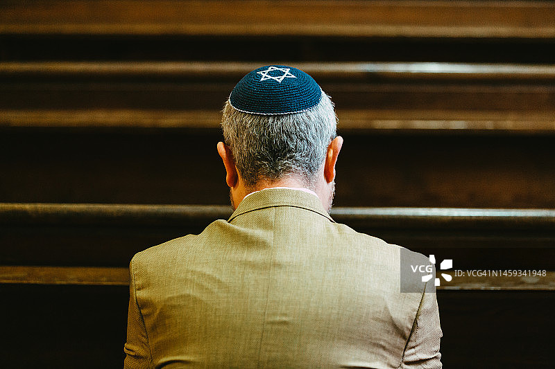 戴着小帽在犹太教堂祈祷的犹太男人图片素材