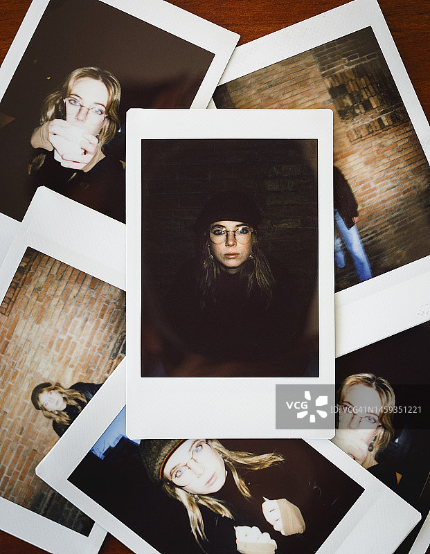 年轻金发女子在街上的肖像图片素材