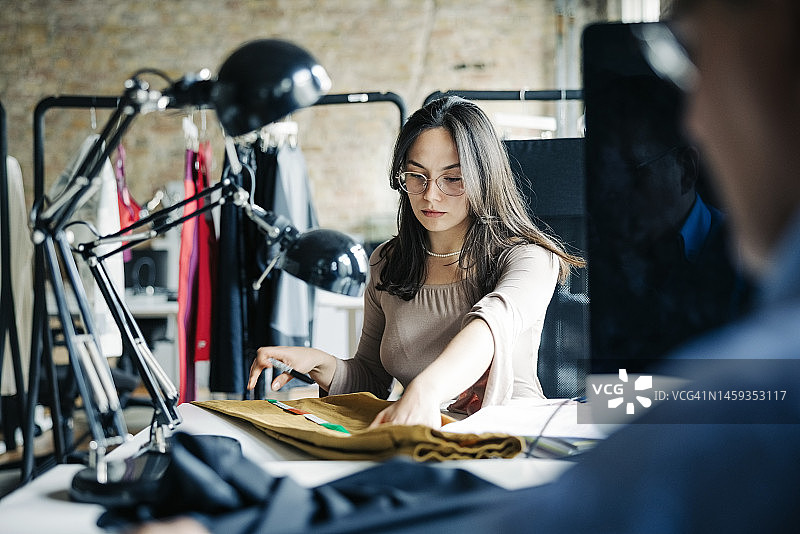 在工作室工作的女时装造型师图片素材