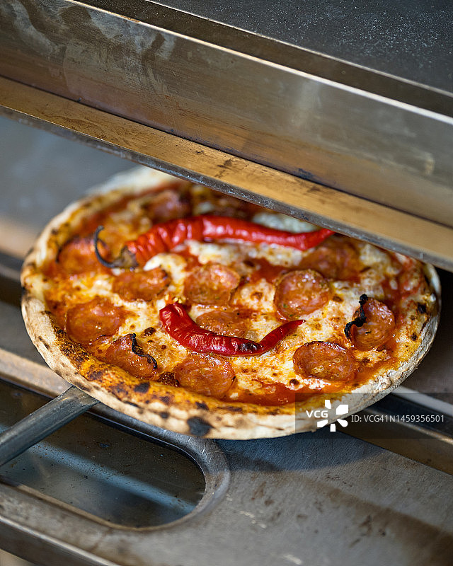 披萨店烤制披萨图片素材