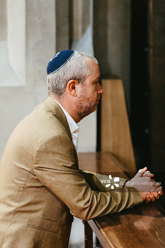 戴着小帽在犹太教堂祈祷的犹太男人图片素材