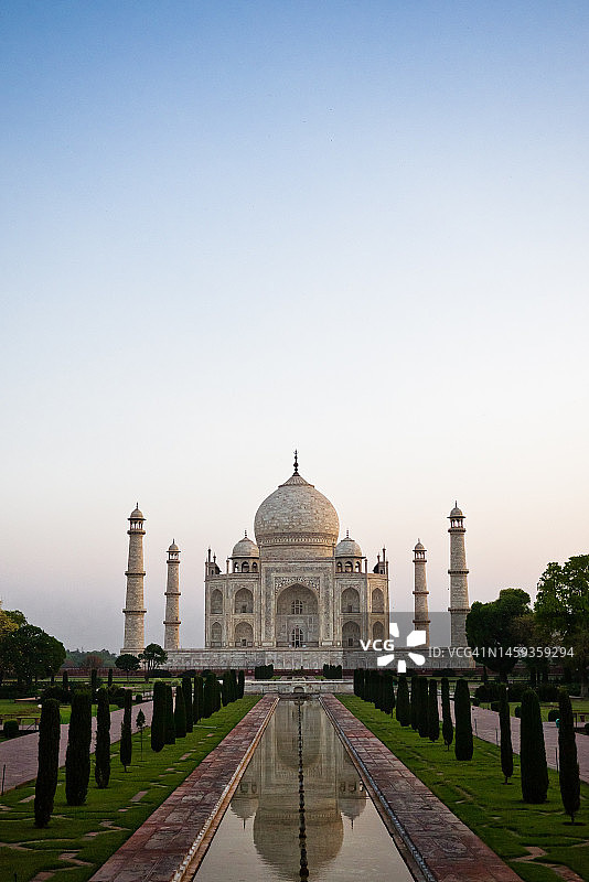 日出时泰姬陵的正面景观图片素材