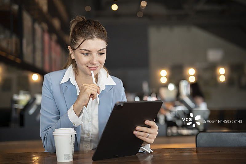 成功的女商人在咖啡馆工作图片素材