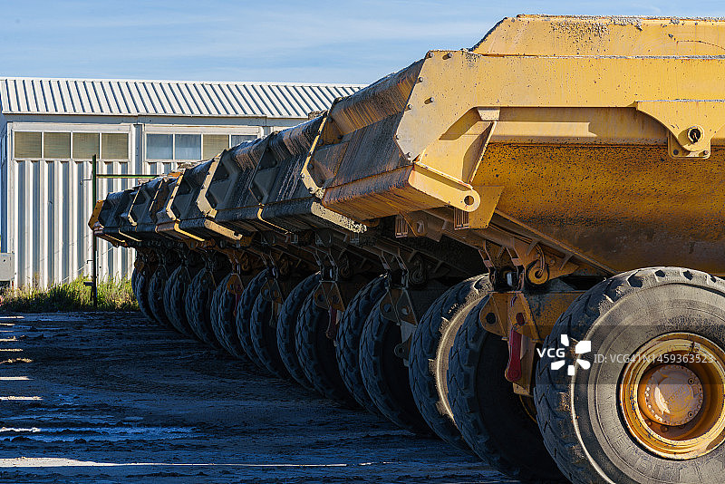 一排排停放的运输卡车图片素材