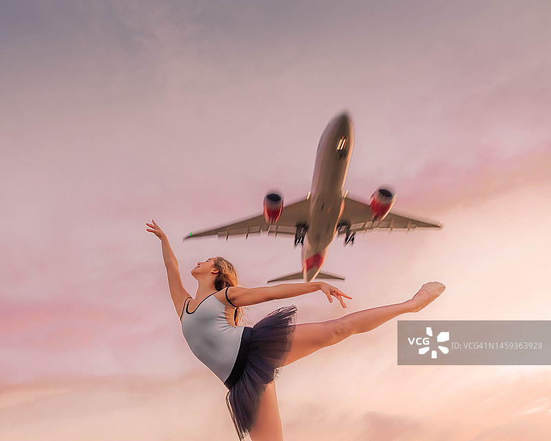 粉色日出时分，芭蕾舞者在飞机降落跑道上表演图片素材