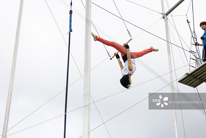 在空中飞翔的中年杂技演员图片素材