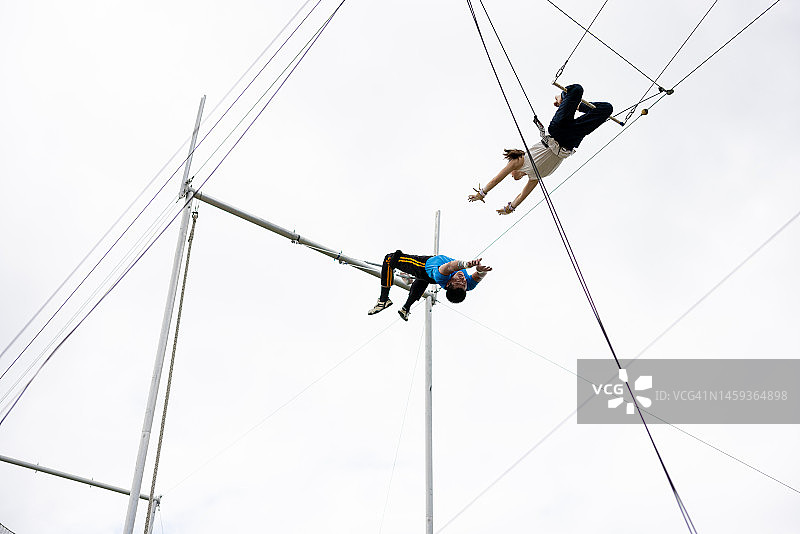 在空中飞行的空中飞人图片素材
