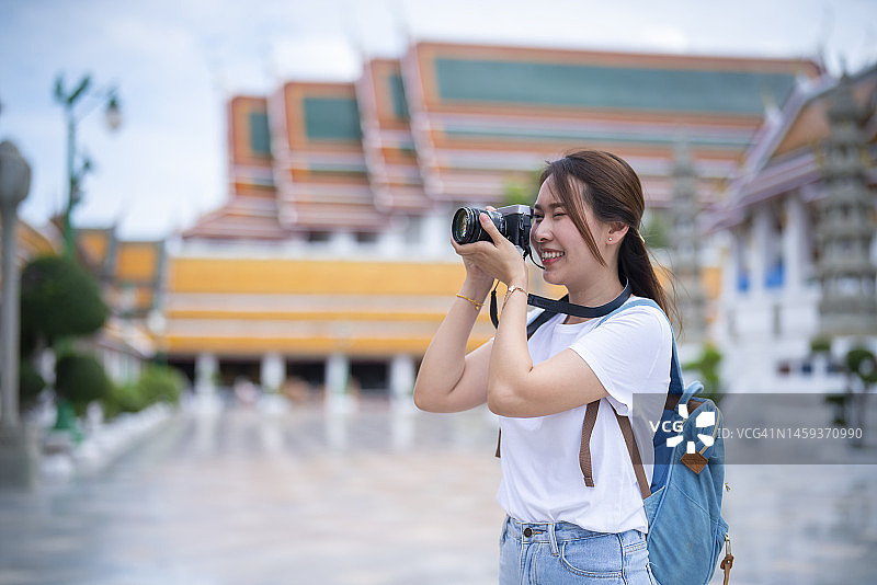 游客，美丽的女孩，微笑，很高兴去泰国旅行图片素材