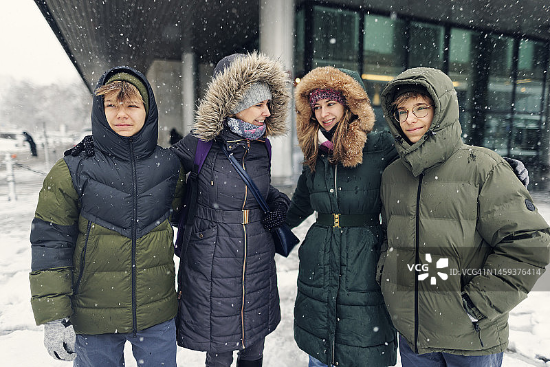 华沙城市冬季家庭观光图片素材