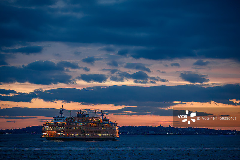 夕阳西下，离开曼哈顿的斯塔滕岛渡轮，纽约市。图片素材