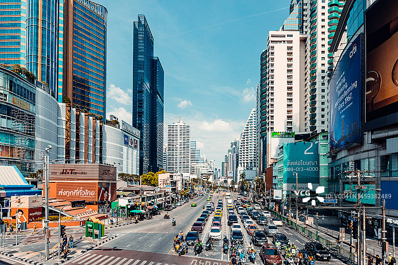 阳光明媚的泰国曼谷，交通繁忙的街道高角度景观图片素材