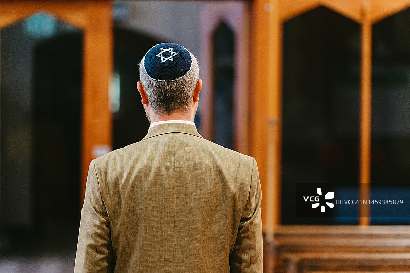 在犹太教堂戴着犹太帽的男人图片素材