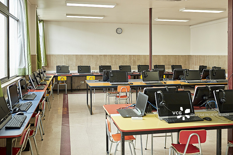 小学教室里的空置电脑实验室图片素材