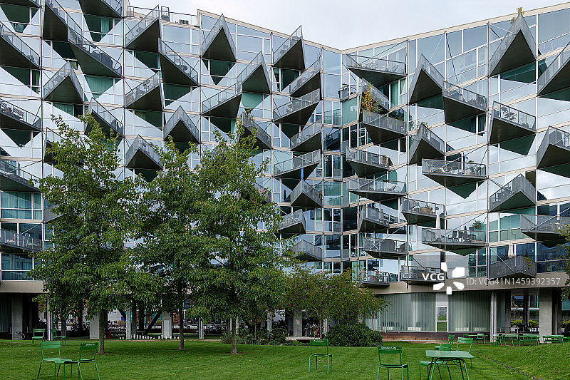 绿色屋顶穿孔铝板外墙公寓楼图片素材