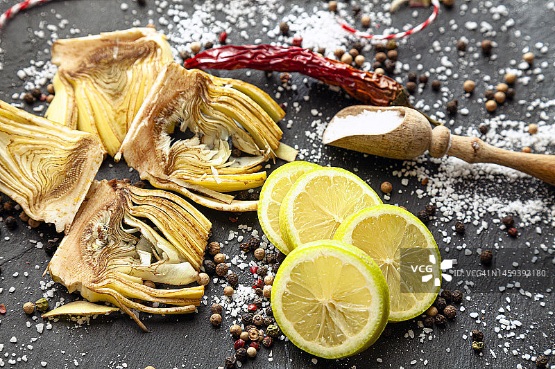 木制砧板上的朝鲜蓟和柠檬图片素材