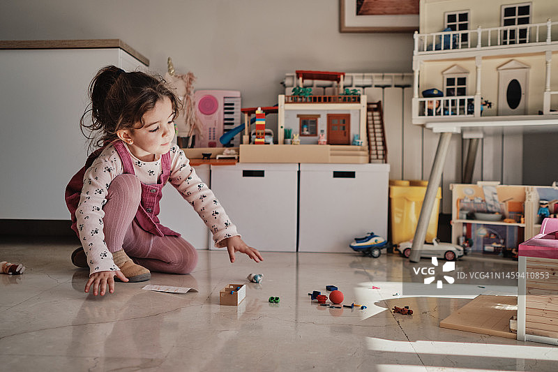 小女孩玩娃娃屋图片素材