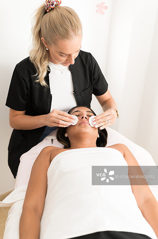 在美容院的年轻女子图片素材