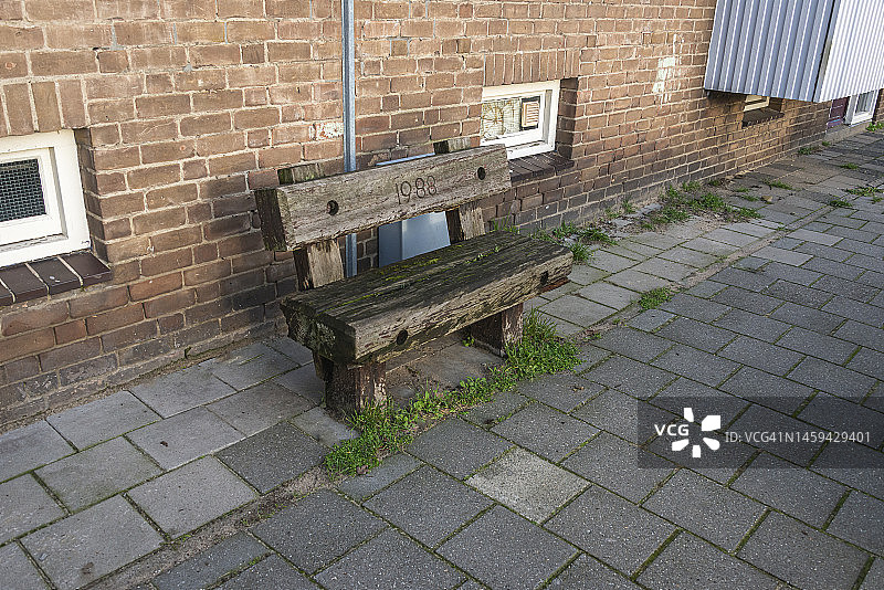 厚木梁制成的木制长椅图片素材