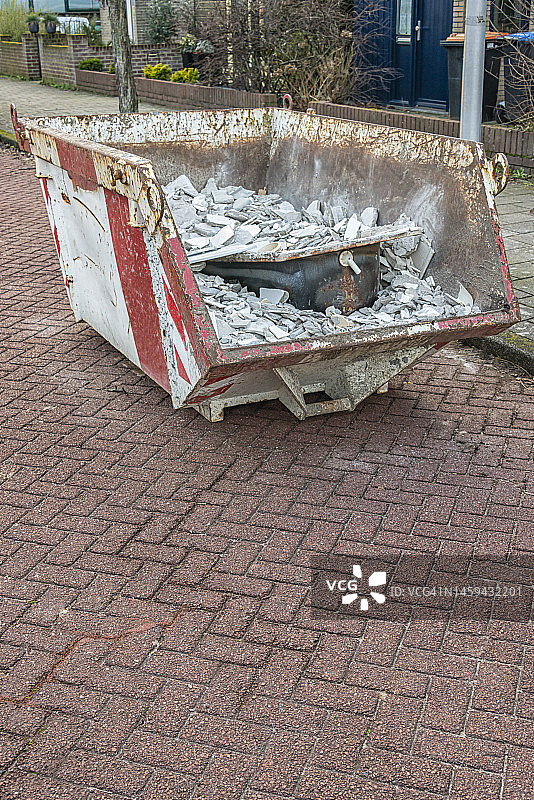 装满建筑废料的钢制工业废料集装箱图片素材