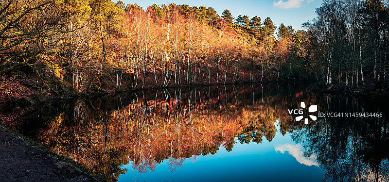 在法国布列塔尼州布罗éliande的一个名为“Le miroir aux fées”的湖泊坠落。图片素材