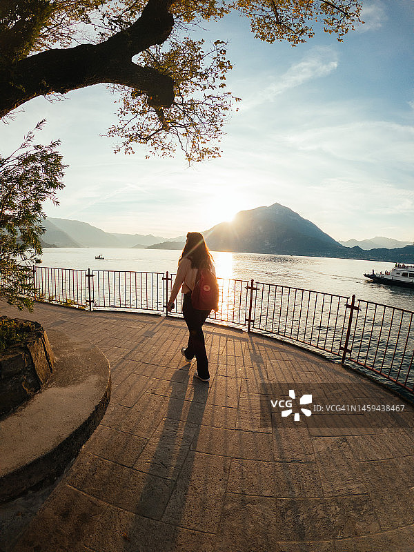 科莫湖边行走的女人图片素材