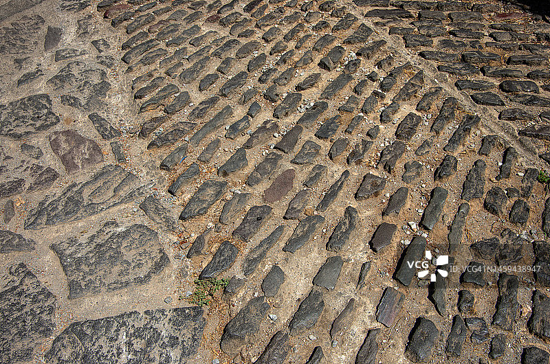 丘陵上的带纹理的旧鹅卵石街道图片素材