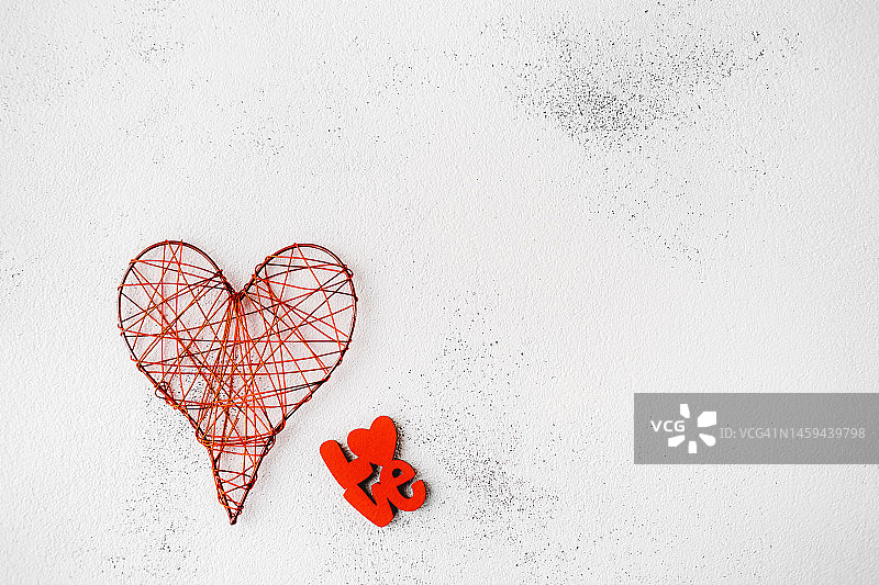 有线心形和红色方块LOVE字样图片素材