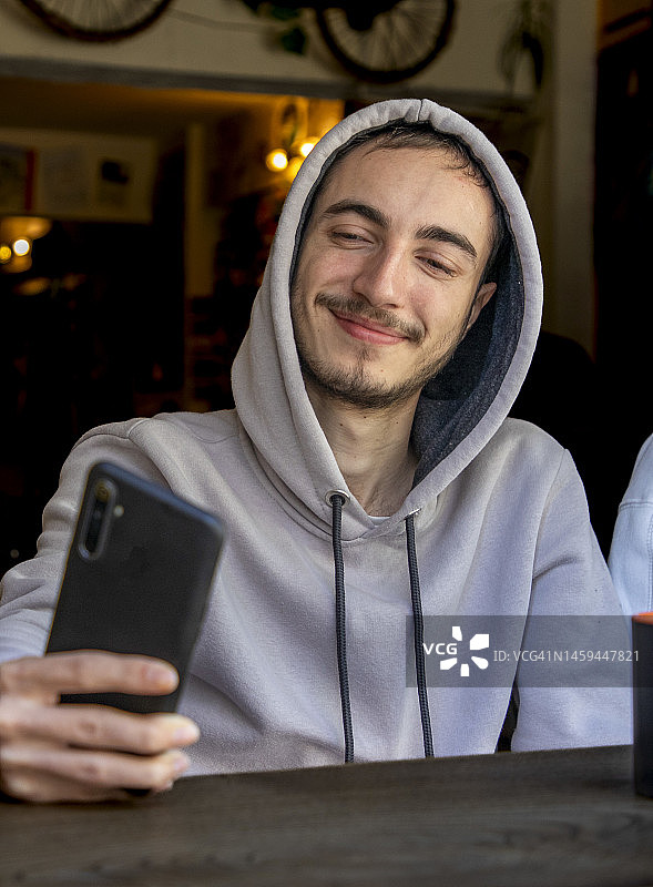 年轻男人在咖啡馆自拍图片素材