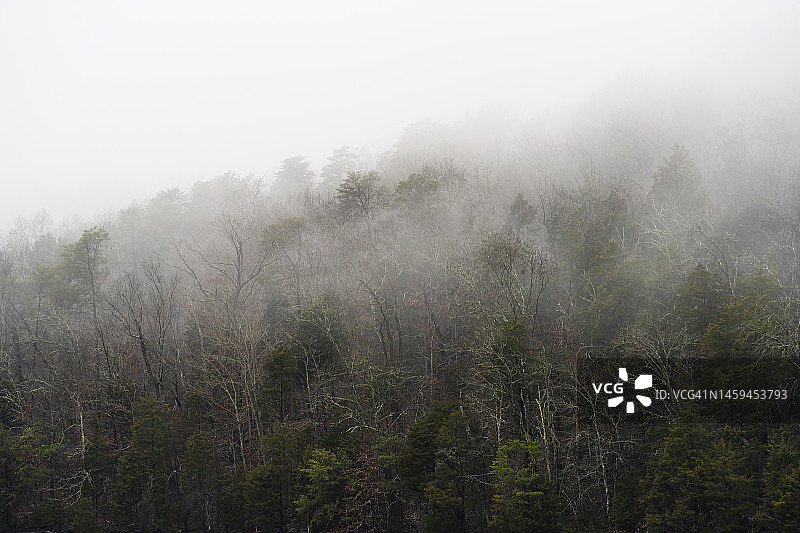 雾中山顶图片素材