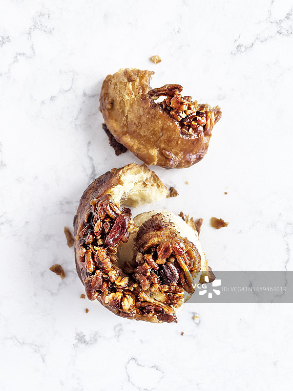 白色背景上的山核桃肉桂卷图片素材